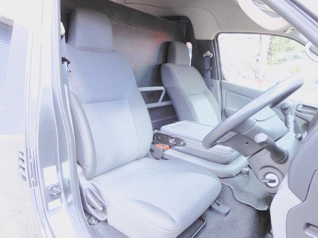 NV350キャラバンバン スーパーロングDX ◆荷室トランポ仕様/後期/R2年式/走行距離1.2キロ/衝突軽減エマブレ/純正ナビTV/キーレス/ETC/3人乗り/4D/普通貨物1ナンバー/積載1.25t/長さ508幅169高さ228センチ(21枚目)