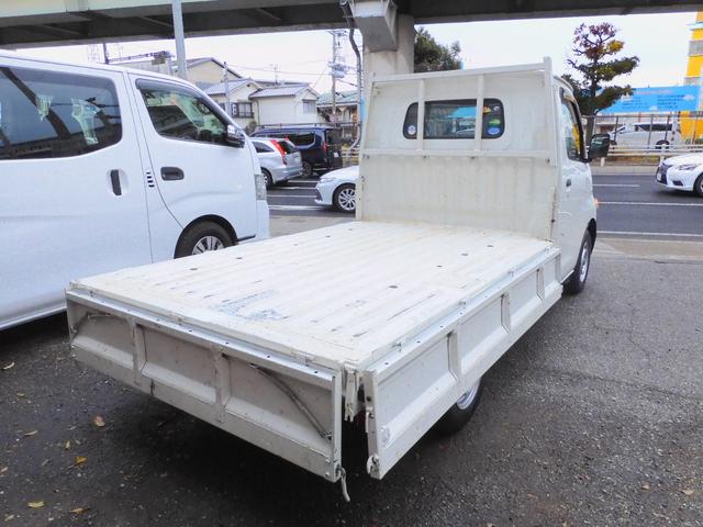 タウンエーストラック ＤＸ　Ｒ２年式／走行距離２．７万キロ／ＭＴ５速／純正ナビＴＶ／Ｂｌｕｅｔｏｏｔｈ／ＥＴＣ／パワステ／エアコン／小型貨物４ナンバー／積載８００キロ／長さ４２７幅１６７高さ１８９センチ／（17枚目）
