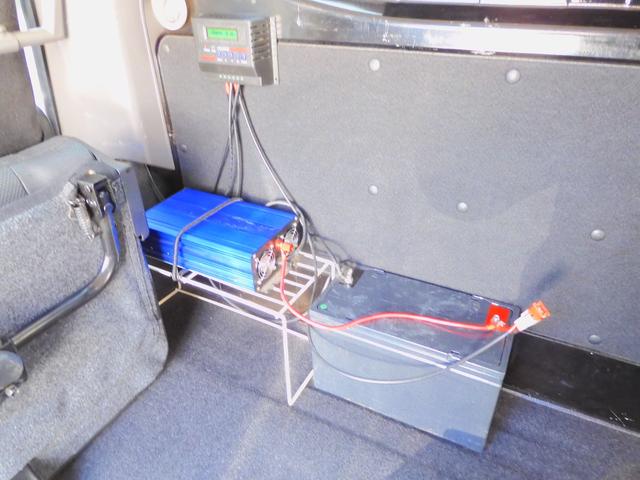 ＮＶ３５０キャラバンバン スーパーロングワイドＤＸ　クロムギアパッケージ　ワンオーナー．ダブルエアコン．車検Ｒ８年８月迄．Ｂｌｕｅｔｏｏｔｈ．インバーター．ソーラーパネル．撥水シート．乗車定員６人乗り．純正１５アルミ．長さ５２３幅１８８高さ２２８センチ．普通貨物１ナンバー（23枚目）