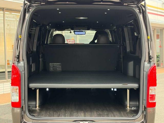 ハイエースバン スーパーGL 50TH アニバーサリーリミテッド 両側パワスラ 寒冷地仕様 TRDフロントスポイラー アルパインフローティングナビ、11.1型デジタルミラー、12.8インチフリップダウン 運転席レカロシート ユーアイビークルベッドキット(18枚目)