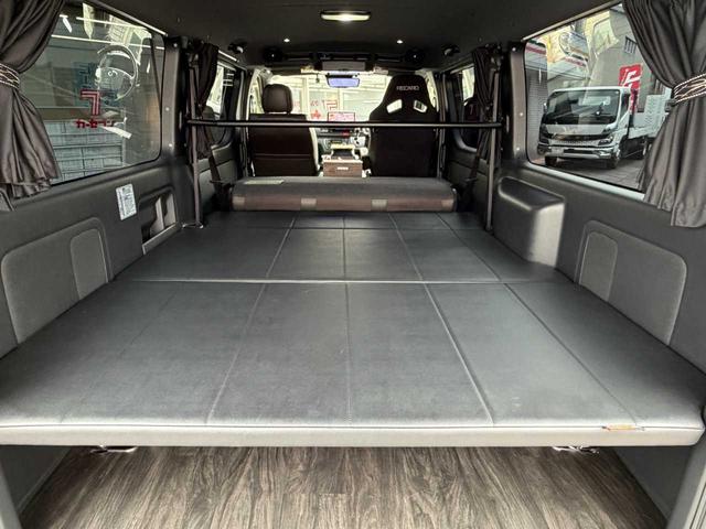 ハイエースバン スーパーGL 50TH アニバーサリーリミテッド 両側パワスラ 寒冷地仕様 TRDフロントスポイラー アルパインフローティングナビ、11.1型デジタルミラー、12.8インチフリップダウン 運転席レカロシート ユーアイビークルベッドキット(19枚目)