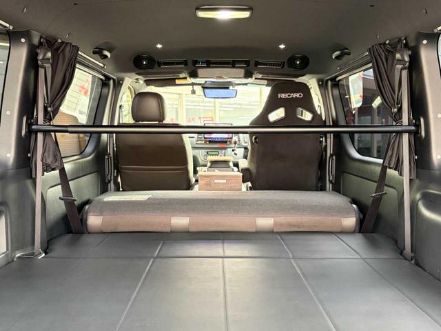 ハイエースバン スーパーGL 50TH アニバーサリーリミテッド 両側パワスラ 寒冷地仕様 TRDフロントスポイラー アルパインフローティングナビ、11.1型デジタルミラー、12.8インチフリップダウン 運転席レカロシート ユーアイビークルベッドキット(20枚目)