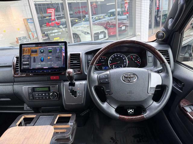 ハイエースバン スーパーGL 50TH アニバーサリーリミテッド 両側パワスラ 寒冷地仕様 TRDフロントスポイラー アルパインフローティングナビ、11.1型デジタルミラー、12.8インチフリップダウン 運転席レカロシート ユーアイビークルベッドキット(40枚目)