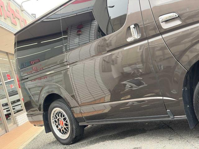 ハイエースバン スーパーGL 50TH アニバーサリーリミテッド 両側パワスラ 寒冷地仕様 TRDフロントスポイラー アルパインフローティングナビ、11.1型デジタルミラー、12.8インチフリップダウン 運転席レカロシート ユーアイビークルベッドキット(58枚目)