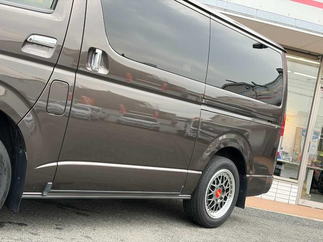 ハイエースバン スーパーGL 50TH アニバーサリーリミテッド 両側パワスラ 寒冷地仕様 TRDフロントスポイラー アルパインフローティングナビ、11.1型デジタルミラー、12.8インチフリップダウン 運転席レカロシート ユーアイビークルベッドキット(61枚目)
