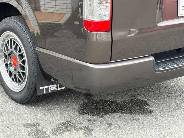 ハイエースバン スーパーGL 50TH アニバーサリーリミテッド 両側パワスラ 寒冷地仕様 TRDフロントスポイラー アルパインフローティングナビ、11.1型デジタルミラー、12.8インチフリップダウン 運転席レカロシート ユーアイビークルベッドキット(62枚目)