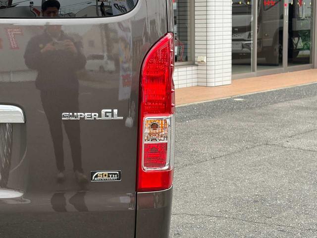 ハイエースバン スーパーGL 50TH アニバーサリーリミテッド 両側パワスラ 寒冷地仕様 TRDフロントスポイラー アルパインフローティングナビ、11.1型デジタルミラー、12.8インチフリップダウン 運転席レカロシート ユーアイビークルベッドキット(65枚目)