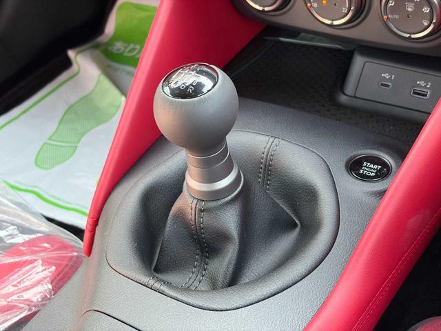 フェアレディＺ バージョンＳＴ　６ＭＴ　純正ナビ　ＢＯＳＥサウンドシステム　バックカメラ　ＥＴＣ２．０　レーダークルコン　シートヒーター　ＢＳＷ　純正１９インチＡＷ　セキュリティ＆セーフティパック　ベーシックパックプラス（11枚目）