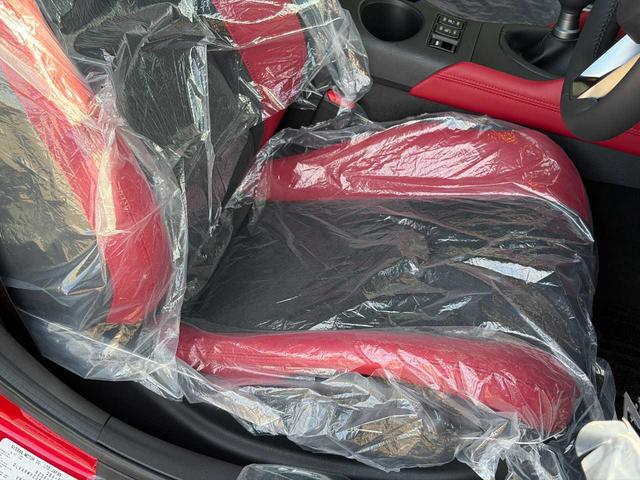 フェアレディＺ バージョンＳＴ　６ＭＴ　純正ナビ　ＢＯＳＥサウンドシステム　バックカメラ　ＥＴＣ２．０　レーダークルコン　シートヒーター　ＢＳＷ　純正１９インチＡＷ　セキュリティ＆セーフティパック　ベーシックパックプラス（21枚目）