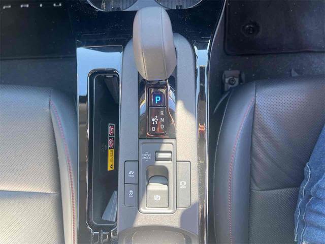 プリウス Ｚ　全周囲カメラ　ディスプレイオーディオ　ＴＶ　クリアランスソナー　オートクルーズコントロール　レーンアシスト　パークアシスト　衝突被害軽減システム　アルミホイール　ＬＥＤヘッドランプ　サンルーフ（12枚目）