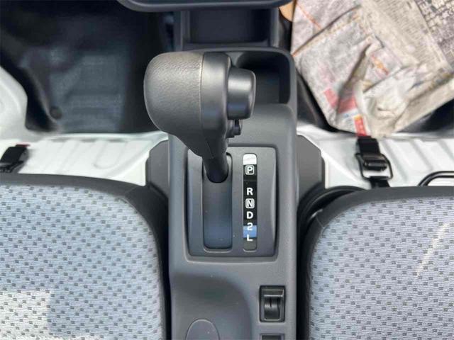 キャリイトラック ＫＣエアコン・パワステ　４ＷＤ　軽トラック　ＡＴ　クリアランスソナー　アイドリングストップ　ＥＳＣ　エアコン　パワーウィンドウ　パワーステアリング（8枚目）