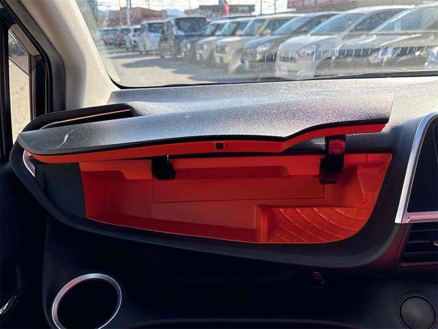 シエンタ Ｇ　ＥＴＣ　バックカメラ　ナビ　ＴＶ　レーンアシスト　衝突被害軽減システム　両側電動スライドドア　オートマチックハイビーム　スマートキー　アイドリングストップ　電動格納ミラー　シートヒーター　３列シート（47枚目）