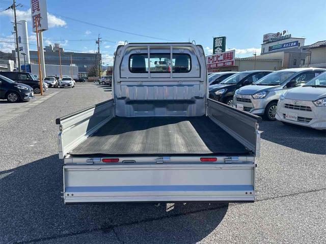 キャリイトラック ＫＣエアコン・パワステ　４ＷＤ　軽トラック　ＭＴ　エアコン　運転席エアバッグ　助手席エアバッグ（17枚目）