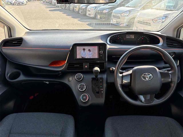 シエンタ Ｘ　ＥＴＣ　バックカメラ　ナビ　ＴＶ　両側スライド・片側電動　スマートキー　アイドリングストップ　電動格納ミラー　３列シート　ＣＶＴ　アルミホイール　衝突安全ボディ　ＡＢＳ　ＥＳＣ（5枚目）