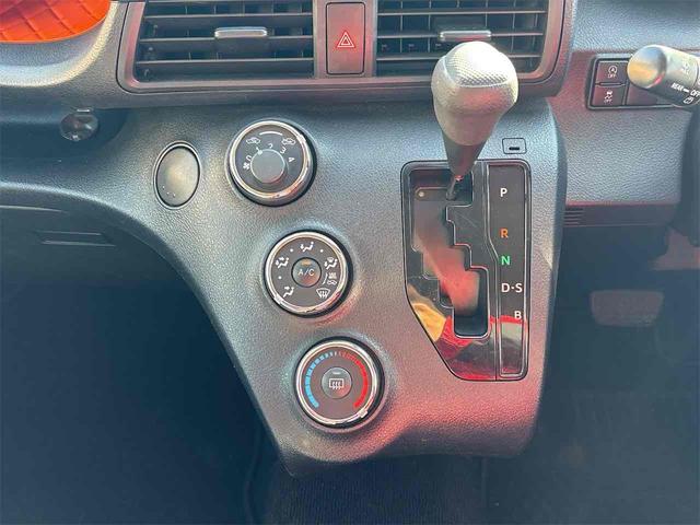 シエンタ Ｘ　ＥＴＣ　バックカメラ　ナビ　ＴＶ　両側スライド・片側電動　スマートキー　アイドリングストップ　電動格納ミラー　３列シート　ＣＶＴ　アルミホイール　衝突安全ボディ　ＡＢＳ　ＥＳＣ（8枚目）