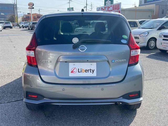 ノート ｅ－パワー　Ｘ　純正ナビ　Ｂｌｕｅｔｏｏｔｈ　全周囲カメラ　ＴＶ　レーンアシスト　衝突被害軽減システム　スマートキー　アイドリングストップ　電動格納ミラー　ＣＶＴ　盗難防止システム　衝突安全ボディ　ＡＢＳ　ＥＳＣ（11枚目）