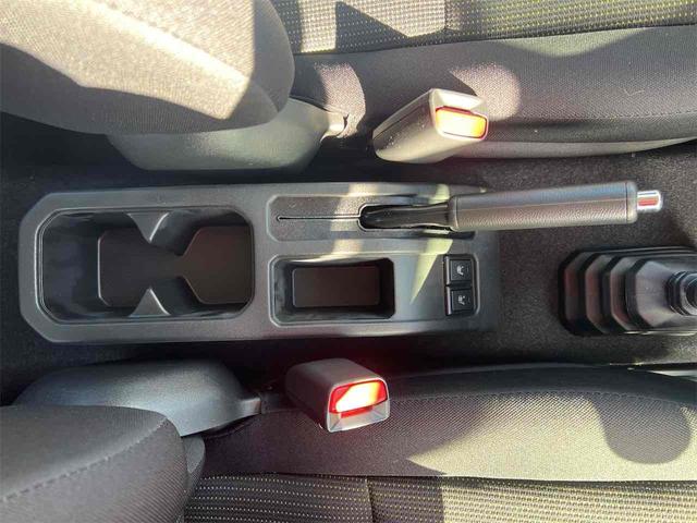 ジムニー ＸＣ　４ＷＤ　クリアランスソナー　レーンアシスト　衝突被害軽減システム　ヘッドライトウォッシャー　スマートキー　アイドリングストップ　電動格納ミラー　シートヒーター　ＡＴ　ＥＳＣ　アルミホイール　エアコン（14枚目）