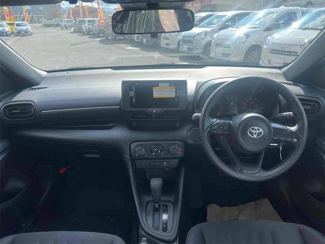 ヤリス Ｘ　バックカメラ　クリアランスソナー　衝突被害軽減システム　オートマチックハイビーム　オートライト　キーレスエントリー　電動格納ミラー　ＣＶＴ　盗難防止システム　衝突安全ボディ　ＡＢＳ　ＥＳＣ　エアコン（5枚目）