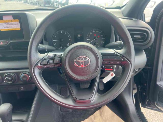 ヤリス Ｘ　バックカメラ　クリアランスソナー　衝突被害軽減システム　オートマチックハイビーム　オートライト　キーレスエントリー　電動格納ミラー　ＣＶＴ　盗難防止システム　衝突安全ボディ　ＡＢＳ　ＥＳＣ　エアコン（6枚目）