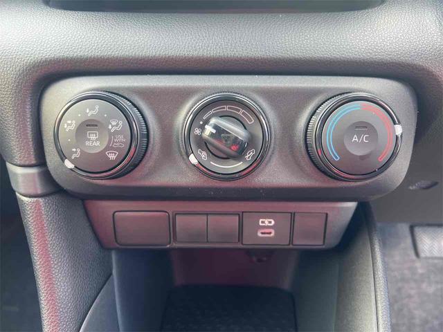 ヤリス Ｘ　バックカメラ　クリアランスソナー　衝突被害軽減システム　オートマチックハイビーム　オートライト　キーレスエントリー　電動格納ミラー　ＣＶＴ　盗難防止システム　衝突安全ボディ　ＡＢＳ　ＥＳＣ　エアコン（8枚目）