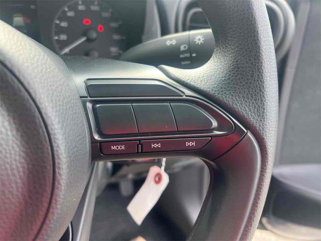 ヤリス Ｘ　バックカメラ　クリアランスソナー　衝突被害軽減システム　オートマチックハイビーム　オートライト　キーレスエントリー　電動格納ミラー　ＣＶＴ　盗難防止システム　衝突安全ボディ　ＡＢＳ　ＥＳＣ　エアコン（12枚目）