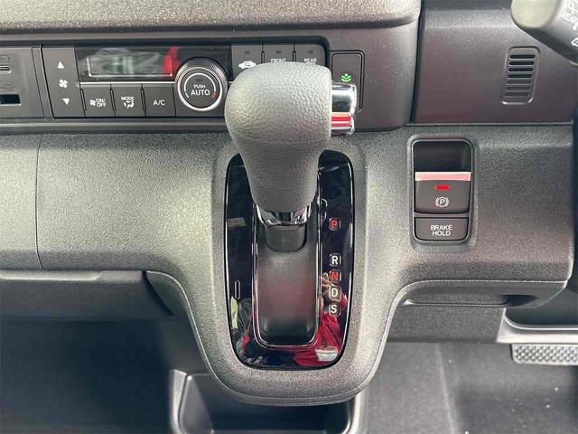 Ｎ－ＢＯＸカスタム ベースグレード　ＨｏｎｄａＳＥＮＳＩＮＧ　片側電動スライドドア　アダプティブクルーズコントロール　ＬＥＤヘッドライト　電動パーキングブレーキ　オートライト　スマートキー　前席シートヒーター　純正アルミホイール（8枚目）