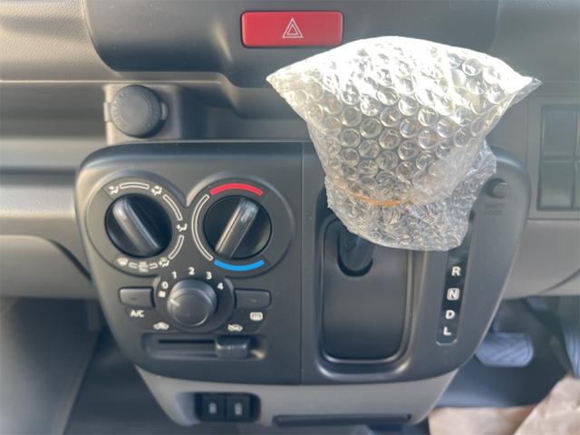 エブリイ ＰＡリミテッド　届出済未使用車　クリアランスソナー　レーンアシスト　衝突被害軽減システム　オートライト　キーレスエントリー　アイドリングストップ　ＣＶＴ　盗難防止システム　ＥＳＣ　衝突安全ボディ　パワーステアリング（8枚目）