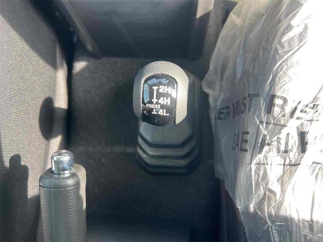 ジムニー ＸＣ　クリアランスソナー　オートクルーズコントロール　レーンアシスト　衝突被害軽減システム　オートライト　ヘッドライトウォッシャー　スマートキー　アイドリングストップ　電動格納ミラー　シートヒーター　ＡＴ（10枚目）