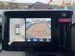 【全方位型モニター】クルマを上空から見下ろしているかのように、直感的に周囲の状況を把握できる全方位型モニター。狭い場所での駐車でも周囲が映像で確認できます。 3