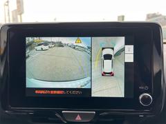 全周囲や後方確認に便利で安全な全方位型モニターとバックカメラも装備しています。 3