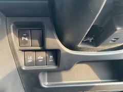 接触を未然に防ぐ、クリアランスソナー搭載です。車を守るためには必須のアイテムですね。 4