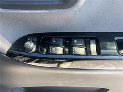 パワーウィンドウのスイッチですよ。運転席に居ながら窓を開け閉めのコントロールできますよ。 4