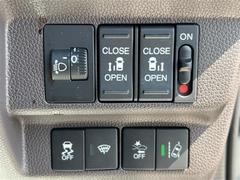両側電動スライドドア装備！運転席よりボタン一つで開閉可能でございます。 4