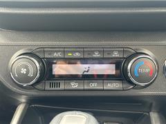 手の届きやすいところで簡単操作ができる空調付き！オールシーズンお好みの温度調節ができます。 4