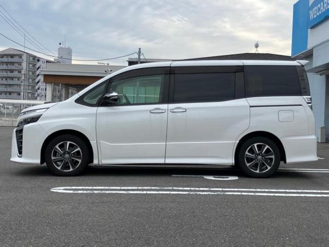 ヴォクシー ＺＳキラメキ２　保証書／社外　９インチ　ＳＤナビ／フリップダウンモニター／衝突安全装置／両側電動スライドドア／車線逸脱防止支援システム／パーキングアシスト　バックガイド／ヘッドランプ　ＬＥＤ　衝突被害軽減システム（2枚目）