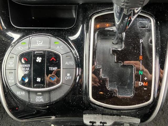 ヴォクシー ＺＳキラメキ２　保証書／社外　９インチ　ＳＤナビ／フリップダウンモニター／衝突安全装置／両側電動スライドドア／車線逸脱防止支援システム／パーキングアシスト　バックガイド／ヘッドランプ　ＬＥＤ　衝突被害軽減システム（12枚目）