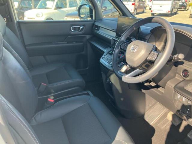 ステップワゴン ｅＨＥＶスパーダ　新品タイヤ／保証書／純正　１１インチ　ＳＤナビ／フリップダウンモニター　純正　１２．８インチ／衝突安全装置／両側電動スライドドア／シートヒーター／車線逸脱防止支援システム／シート　合皮　バックカメラ（4枚目）