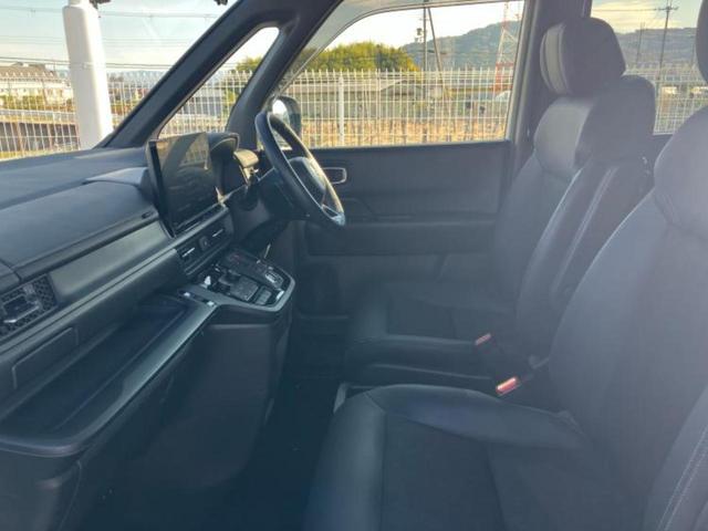 ステップワゴン ｅＨＥＶスパーダ　新品タイヤ／保証書／純正　１１インチ　ＳＤナビ／フリップダウンモニター　純正　１２．８インチ／衝突安全装置／両側電動スライドドア／シートヒーター／車線逸脱防止支援システム／シート　合皮　バックカメラ（7枚目）