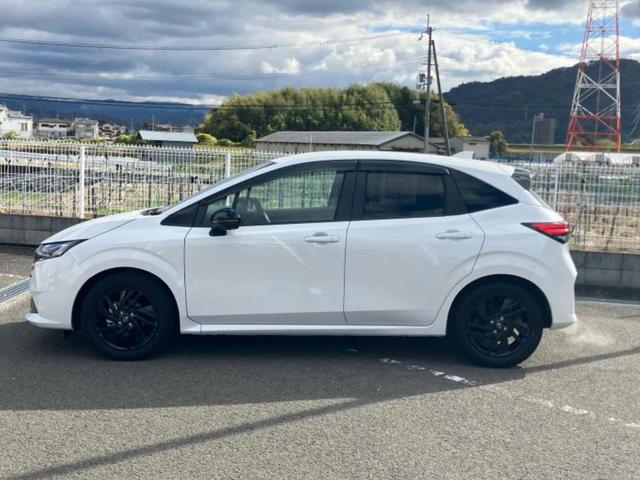 ノート Ｘ９０シュウネンキネンシャ　保証書／社外　９インチ　ＳＤナビ／インテリジェントルームミラー／アラウンドビューモニター／車線逸脱防止支援システム／プロパイロット／ヘッドランプ　ＬＥＤ／Ｂｌｕｅｔｏｏｔｈ接続／ＥＴＣ　全周囲カメラ（2枚目）