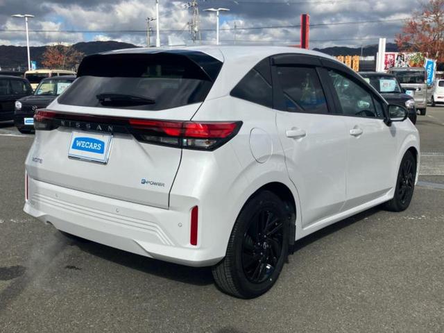 ノート Ｘ９０シュウネンキネンシャ　保証書／社外　９インチ　ＳＤナビ／インテリジェントルームミラー／アラウンドビューモニター／車線逸脱防止支援システム／プロパイロット／ヘッドランプ　ＬＥＤ／Ｂｌｕｅｔｏｏｔｈ接続／ＥＴＣ　全周囲カメラ（3枚目）