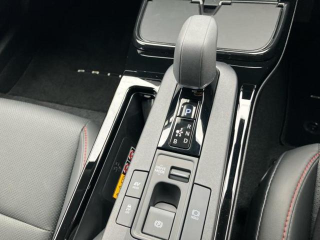 プリウス Ｚ　保証書／カーナビゲーション／衝突安全装置／シートヒーター／全方位モニター／車線逸脱防止支援システム／シート　合皮／パーキングアシスト　自動操舵／電動バックドア／ドライブレコーダー　前後　全周囲カメラ（26枚目）