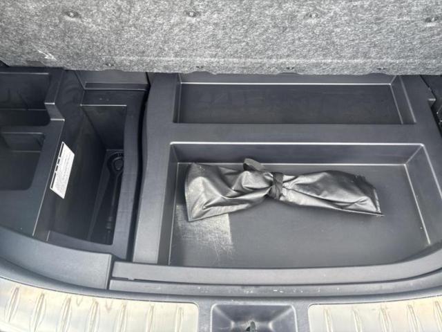 ハリアー ４ＷＤプレミアム　サンルーフ／保証書／純正　９インチ　ＳＤナビ／車線逸脱防止支援システム／シート　フルレザー／電動バックドア／ヘッドランプ　ＬＥＤ／Ｂｌｕｅｔｏｏｔｈ接続／ＥＴＣ／ＥＢＤ付ＡＢＳ／横滑り防止装置　４ＷＤ（21枚目）