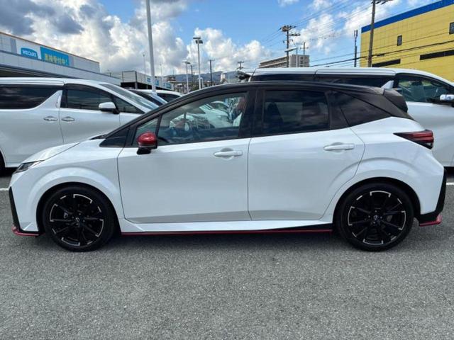 オーラ ニスモ　新品タイヤ／保証書／純正　９インチ　ＳＤナビ／インテリジェントルームミラー／エマージェンシーブレーキ／アラウンドビューモニター／車線逸脱防止支援システム／プロパイロット　衝突被害軽減システム　ＥＴＣ（2枚目）