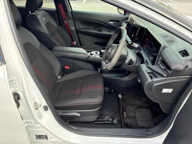 オーラ ニスモ　新品タイヤ／保証書／純正　９インチ　ＳＤナビ／インテリジェントルームミラー／エマージェンシーブレーキ／アラウンドビューモニター／車線逸脱防止支援システム／プロパイロット　衝突被害軽減システム　ＥＴＣ（4枚目）