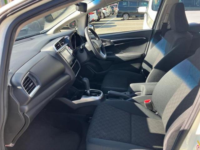 フィット １３Ｇ・Ｌパッケージ　純正　ＳＤナビ／シティーブレーキアクティブシステム（ホンダ）／パーキングアシスト　バックガイド／ヘッドランプ　ＬＥＤ／ＥＴＣ／ＥＢＤ付ＡＢＳ／横滑り防止装置／アイドリングストップ　バックカメラ（4枚目）