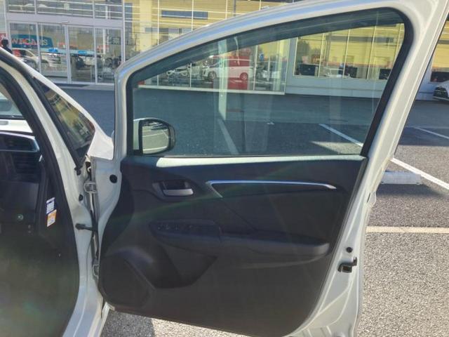 フィット １３Ｇ・Ｌパッケージ　純正　ＳＤナビ／シティーブレーキアクティブシステム（ホンダ）／パーキングアシスト　バックガイド／ヘッドランプ　ＬＥＤ／ＥＴＣ／ＥＢＤ付ＡＢＳ／横滑り防止装置／アイドリングストップ　バックカメラ（21枚目）