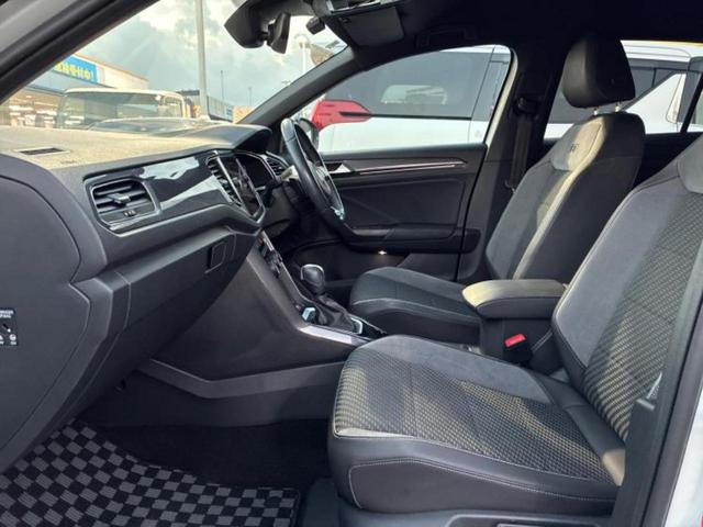 Ｔ－ロック ＴＤＩ　Ｒライン　保証書／純正　８インチ　ＳＤナビ／衝突安全装置／車線逸脱防止支援システム／シート　ハーフレザー／パーキングアシスト　バックガイド／電動バックドア／ヘッドランプ　ＬＥＤ／ＵＳＢジャック　バックカメラ（6枚目）