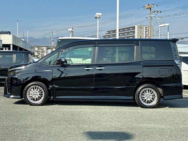 ヴォクシー ハイブリッドＺＳキラメキ２　保証書／純正　１０インチ　ＳＤナビ／フリップダウンモニター　純正　１２．８インチ／トヨタセーフティセンス／両側電動スライドドア／車線逸脱防止支援システム／パーキングアシスト　バックガイド　バックカメラ（2枚目）