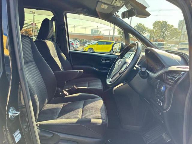 ヴォクシー ハイブリッドＺＳキラメキ２　保証書／純正　１０インチ　ＳＤナビ／フリップダウンモニター　純正　１２．８インチ／トヨタセーフティセンス／両側電動スライドドア／車線逸脱防止支援システム／パーキングアシスト　バックガイド　バックカメラ（4枚目）