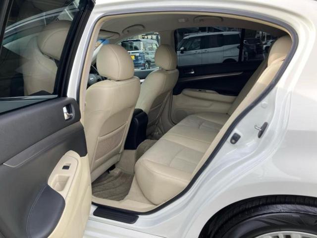 スカイライン ２５０ＧＴ　純正　ＳＤナビ／シート　ハーフレザー／ヘッドランプ　ＨＩＤ／ＥＴＣ／ＥＢＤ付ＡＢＳ／バックモニター／フルセグＴＶ／ＤＶＤ／エアバッグ　運転席／エアバッグ　助手席／ＭＴモード付き　バックカメラ（5枚目）